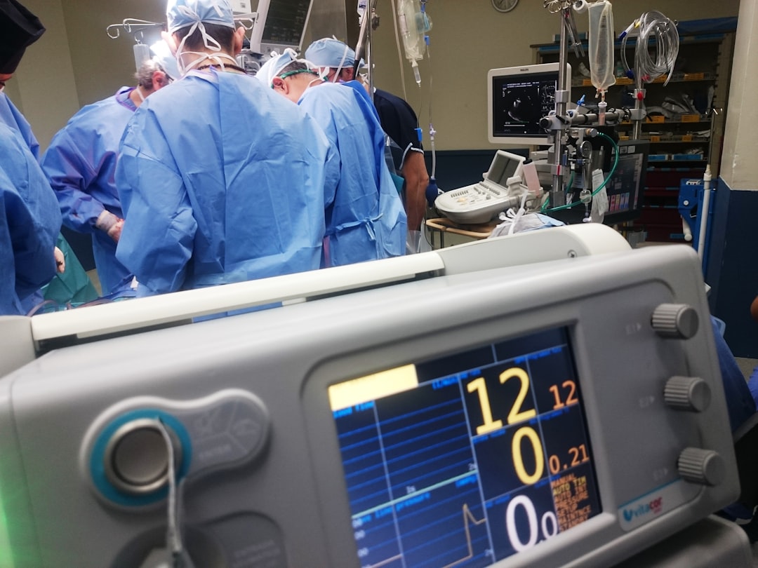 doctors-doing-surgery-inside-emergency-room-43lwvc-eqpm